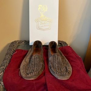 Duckie Brown Florsheim leather men’s house slippers.
